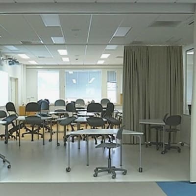 Oulun Talvikankaan koulun verhoilla rajoitettuja opetustiloja.
