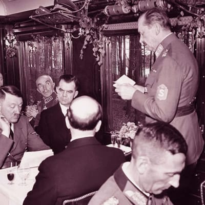Marsalkka Mannerheim pitää puhetta syntymäpäivävastaanotollaan, istumassa mm. Adolf Hitler ja Risto Ryti (1942).