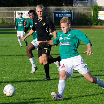 Casper Källberg sträcker sig efter bollen.