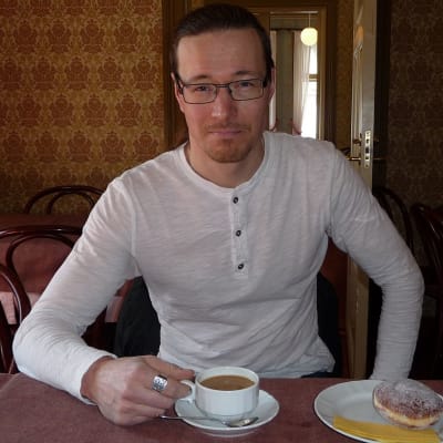 Timo Salmenkivi kahvipöydässä.