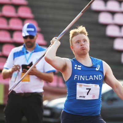 Veeti Mustalahti lähdössä vauhtiin keihäskisassa.