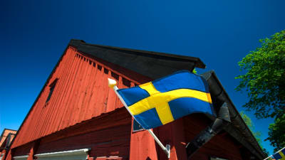 sveriges flagga på falurött hus