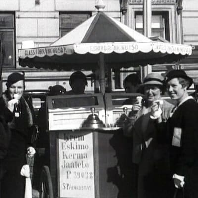 Rouvat syövät kermajäätelöä vuoden 1933 Helsingissä
