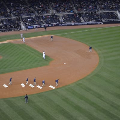 Kentänhoitajia baseball-ottelussa Yankee Stadiumilla.