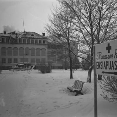 Vanha mustavalkoinen valokuva Porin Cygnaeuksen koulusta, jonka katto on romahtanut pommituksen jäljiltä.