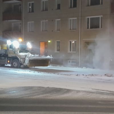 Ratikkakiskoja putsataan aamupimeässä harjakoneella Sepänkadulla, Tampereen Pyynikintorin kulmilla. 