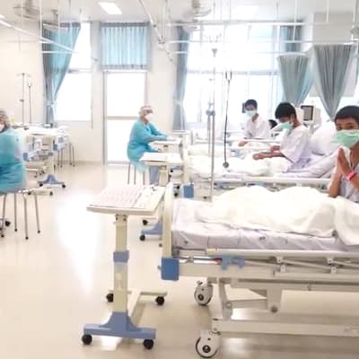 Thaipojkarna som räddats ur grottan är nu på sjukhus. 