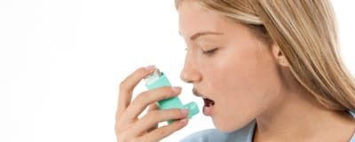 Kvinna med inhalator.