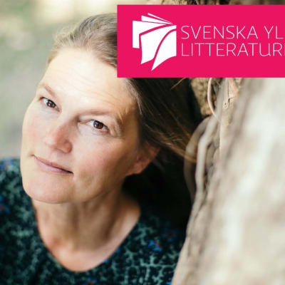 Författaren Mikaela Nyman lutar sig mot ett träd.