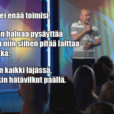 Stand up -koomikko Matti Patronen lavalla