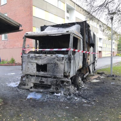 Palanut kuorma-auto jätekatoksen vieressä Porissa.