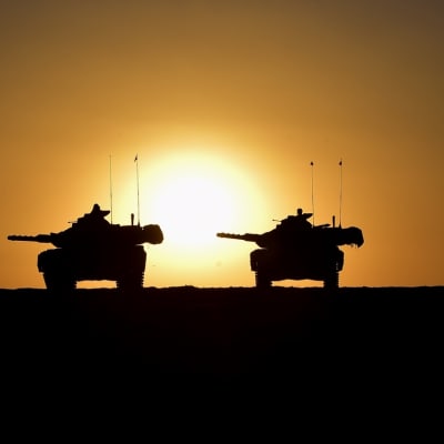Turkiska stridsvagnar har koncentrerats vid gränsen mellan Turkiet och den nordsyriska provinsen Idlib redo att bistå syriska rebeller