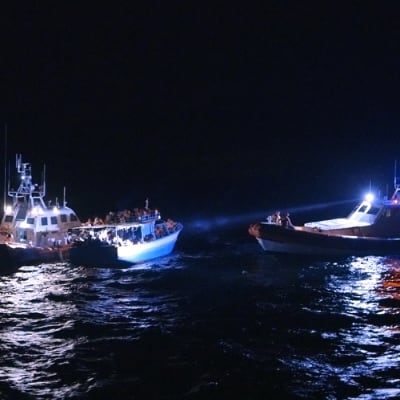 Italienska kustbevakningen upptäcker en flyktingbåt utanför Lampedusa