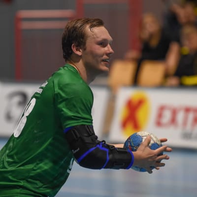 Miro Koljonen lägger en straff för norska klubblag Fjellhammer IL.