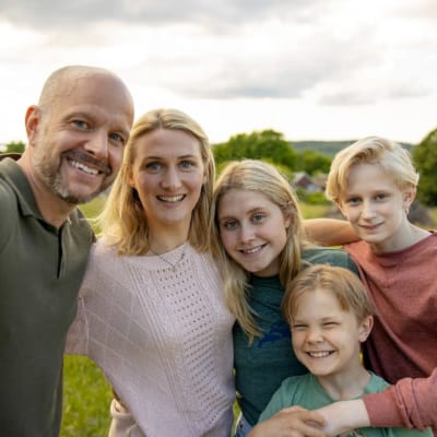 Fredrik Hallgren, Sissela Benn, Tea Stjärne, Baxter Renman och Elis Gerdt i filmen "Sune - uppdrag midsommar".