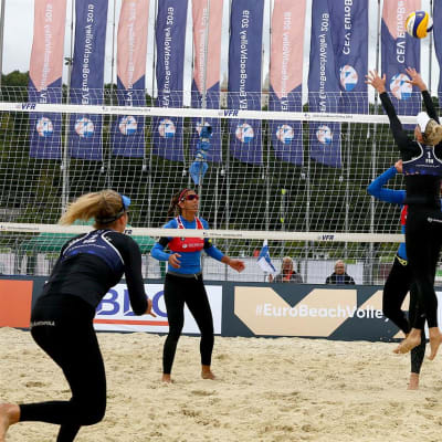 Riikka Lehtonen ja Niina Ahtiainen voittivat beach volleyn EM-kisojen avausottelunsa espanjalaisparia vastaan. 