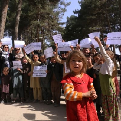 Afghanska kvinnor och flickor demonstrerade för sina rättigheter under veckoslutet i en park i Kabul. 