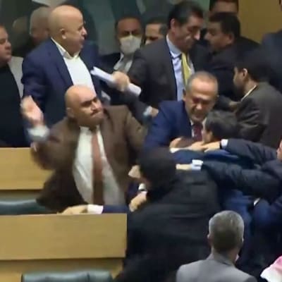 Jordanian parlamentissa nähtiin useita nyrkiniskuja ja ankaraa painia