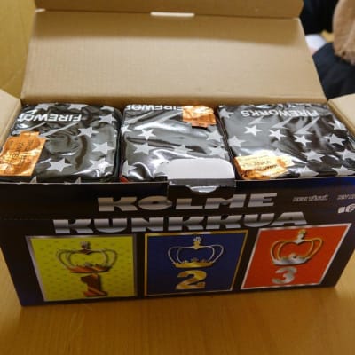 Fyrverkeritårtan Kolme Kunkkua i en pappförpackning.