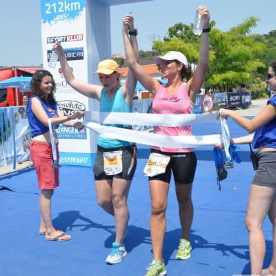 Johanna Hedvik kommer i mål på Ultrabalaton.