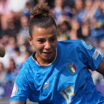 Lina Lehtovaara kollar då Arianna Caruso skjuter.