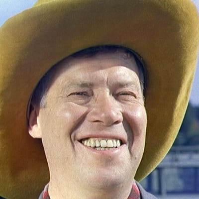 Näyttelijä Oke Tuuri Amerikan setänä-