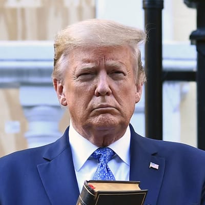 Donald Trump håller upp en Bibel utanför kyrkan i Lafayette-parken i närheten av Vita huset. 