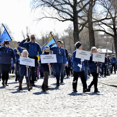 Partiolaiset viettämässä paraatipäivää Hämeenlinnassa vuonna 2013.