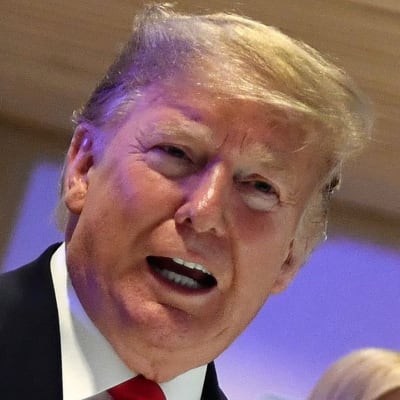 President Trump visar tummen upp, med dottern Ivanka i bakgrunden.