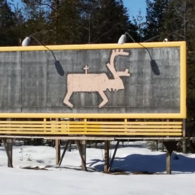 Poro tienvarsimainoksessa