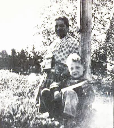 Remu Aaltonen Iida-mummonsa kanssa.