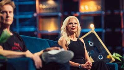Linda Lampenius sohvalla Elämäni Biisissä.