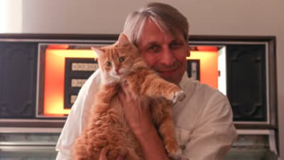 Kjell Ekholm med sin katt Lilly.