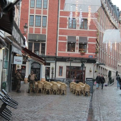 Ständga cafeer och folktomma gator övervakas av poliser i Bryssel.