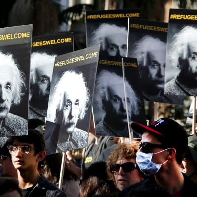 Einstein mielenosoittajien esikuvana Kansainvälisenä pakolaispäivänä. Los Angeles 18.12.2016.