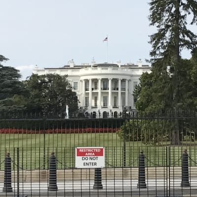 Många staket framför Vita huset i Washington