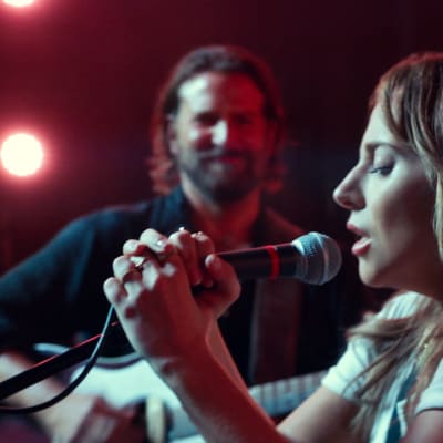 Bradley Cooper och Lady gaga i en scen ur filmen.