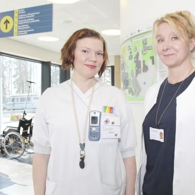 Aulaskötare Johanna Kursu och servicerådgivare Nina Karlsson ska hjälpa patienterna hitta rätt på samjouren vid Vasa centralsjukhus.