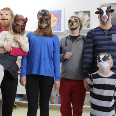 Familje Alm med djurmasker ... (Marika Alm, Felicia Alm, Emilia Alm, Milton Alm, Niclas Alm och Mario Alm