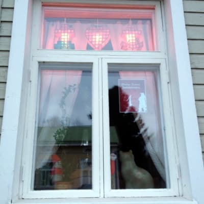 Wanhassa Raahessa joka päivä yksi ikkuna koristellaan joulutunnelmaan.