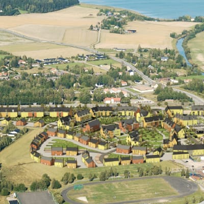 En bild som visar hur kommuncentrum kunde se ut när Sjundeås hjärat är utbyggt: rader av nya hus i täta och småstadsaktiga kvarter. strax norr om nuvarande kommuncentrum, mot järnvägen.