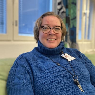 Suomenniemen ja Ristiinan koulujen rehtori Laura Savander istuu sohvalla opettajien huoneessa Ristiinassa