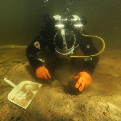Arkeologen Eveliina Salo samlar ihop prover i sjön Kuolimo. 
