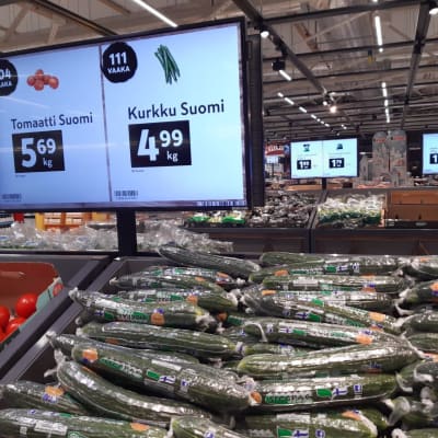 K-Citymarket Ideaparkin vihannestiskissä myynnissä suomalaista kurkkua ja tomaattia 18. tammikuuta 2023. 