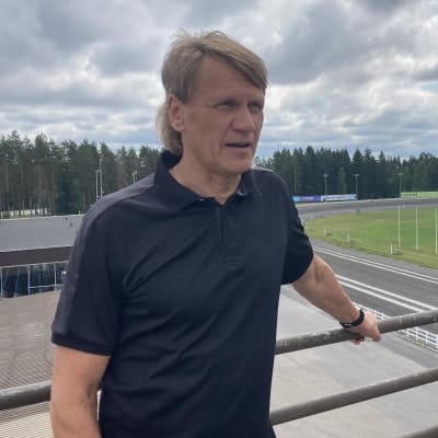 Mikkelin raviradan toimitusjohtaja nojaa kaiteeseen Mikkelin raviradan hallintorakennuksen kattoterassilla