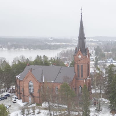 Ilmakuvassa Nurmeksen kirkkokatu ja evankelis-luterilainen kirkko.