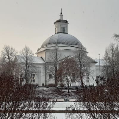 Lapuan tuomiokirkko Lapualla talvella
