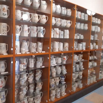 Töysäläisen Kauko Välimäen kokoelmassa on yli tuhat Arabian maitokannua.