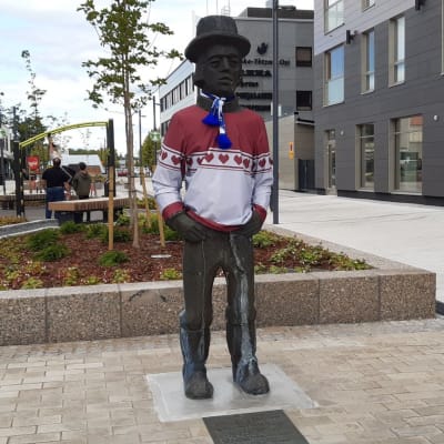 Jussi-patsas puettiin kesällä 2019 jussipaitaan Seinäjoella