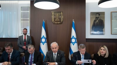 Premiärminister Benjamin Netanyahu (i mitten) ledde ordet på regeringens sammanträde på söndagen 12.2.